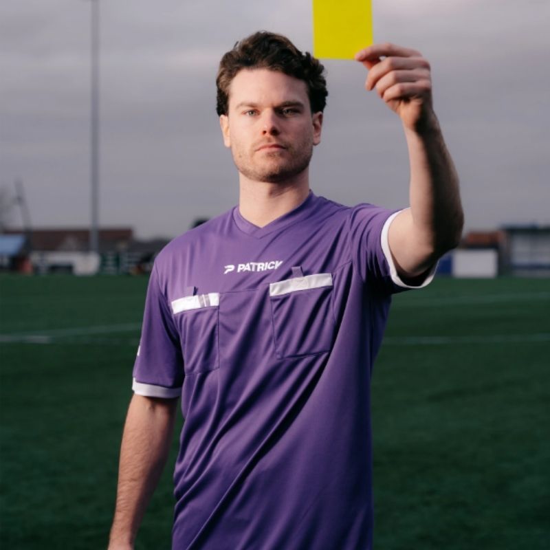 Árbitro durante un partido de fútbol
